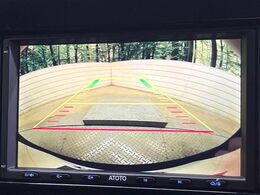 【バックカメラ】駐車時に後方がリアルタイム映像で確認できます。大型商業施設や立体駐車場での駐車時や、夜間のバック時に大活躍！運転スキルに関わらず、今や必須となった装備のひとつです！