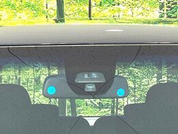 【ホンダセンシング】走行中に前方の車両等を認識し、衝突しそうな時は警報とブレーキで衝突回避と被害軽減をアシスト。より安全にドライブをお楽しみいただけます。