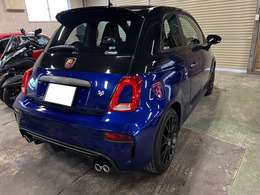 グレードは限定車の「Abarth 595 Monster Energy Yamaha」。