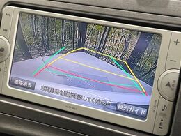 【バックカメラ】駐車時に後方がリアルタイム映像で確認できます。大型商業施設や立体駐車場での駐車時や、夜間のバック時に大活躍！運転スキルに関わらず、今や必須となった装備のひとつです！