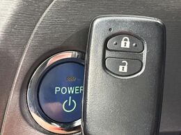 【スマートキー】カバンやポケットに入れたままでもドアの施錠・解錠が可能なスマートキーを装備。エンジンのオン・オフ時もカギを取り出す必要が無いからとっても便利です♪