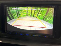 【バックカメラ】駐車時に後方がリアルタイム映像で確認できます。大型商業施設や立体駐車場での駐車時や、夜間のバック時に大活躍！運転スキルに関わらず、今や必須となった装備のひとつです！