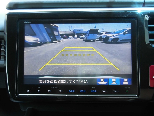 リバース時にはリアカメラにより後方の確認も可能です。「ノーマル・ワイド・トップダウンビュー」の3つから状況に合わせて切り替え可能です。