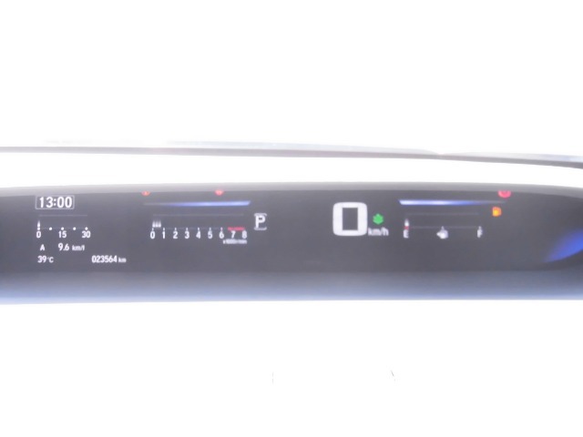 視認性の良いデジタルメーターを採用しています。スピード表示は大きく、タコメーターや燃料計、インフォメーションディスプレイを左右に配置しています。