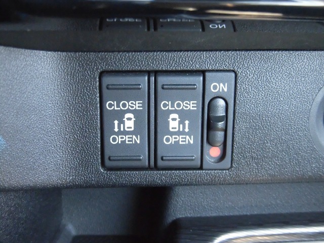 狭い駐車場や壁際でもドアをぶつける心配が少なく開けられる両側スライドドアです。両側共に電動で、開閉操作も楽々です！