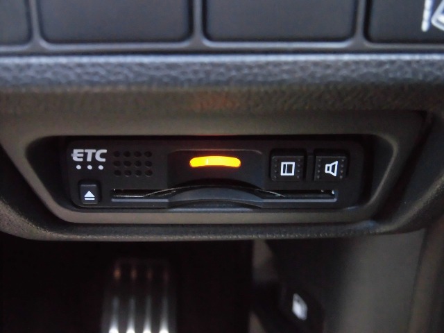 ETC車載器付きで、高速道路への乗り降りもスムーズです。ナビ連動タイプなので、支払い料金がナビ画面でも確認できます。