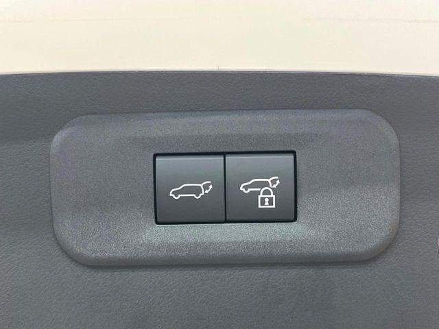 【パワーバックドア】スマートキーや運転席のボタンを押すだけでリアゲートが自動で開閉します！荷物を持っている時や、高い位置にあるバックドアを閉める際に便利な機能です♪