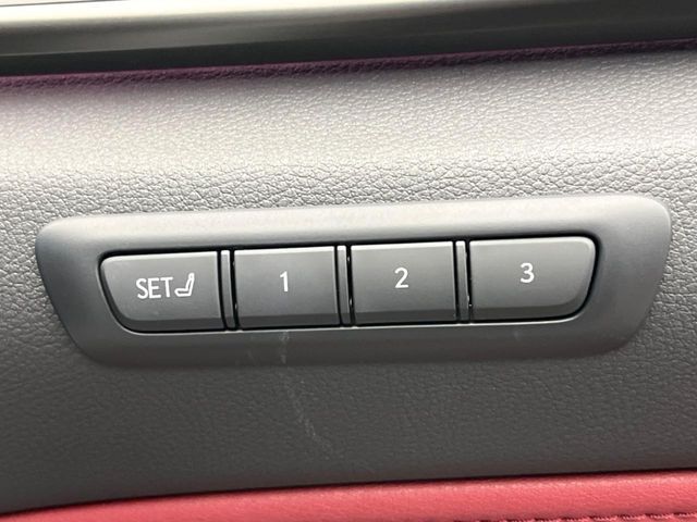 【メモリー機能付きパワーシート】ドライバーごとに設定したシート位置を記憶して、ボタン一つで切り替えできる便利な機能！運転する方が複数名いらっしゃるご家庭におすすめです♪