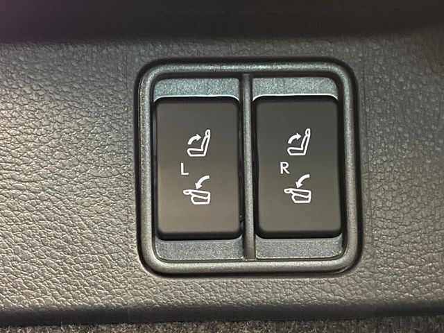 【電動格納シート】リアシートはスイッチ一つでラクラク収納！荷物が多い時など座席を収納スペースに変更する際も、力は必要ありません！お子様でも簡単に操作していただけます！