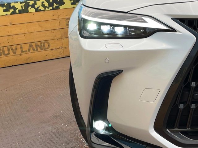 【三眼LEDヘッドライト】スタイリッシュな見た目の三眼LEDヘッドライトを装備♪スタイルだけでなく、夜間の走行も視界良好で安心してお乗りいただけます。