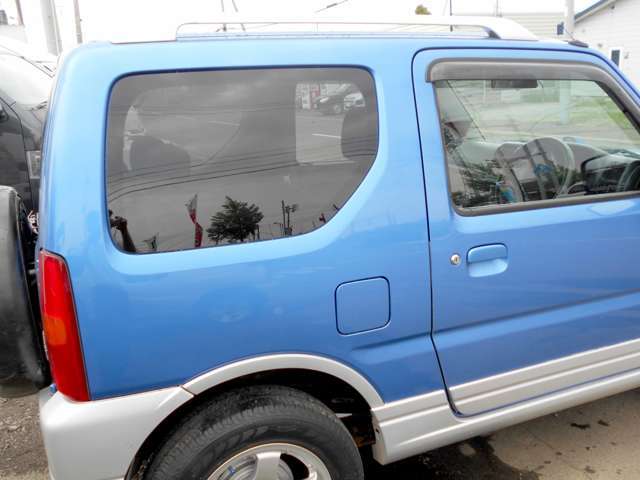 ご成約クーポンとして全車下廻りの錆止め（油性ブラックシャーシ塗装）を納車時無料にて施行致します。自社整備工場＆板金工場完備です。アフターもお任せ下さい！！