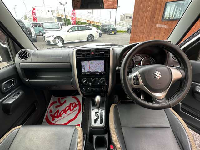 アップル知立インター店です。木目をあしらった温かみのある店舗となっております。お車の販売はもちろん、車の査定などお気軽にご来店お待ちしております。