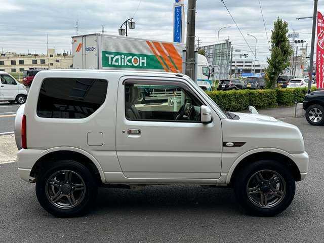 納車前には陸運局指定工場にて徹底した点検整備の後、納車致しますのでご安心下さい！専門のスタッフが点検整備、納車後のメンテナンスも十分可能です！