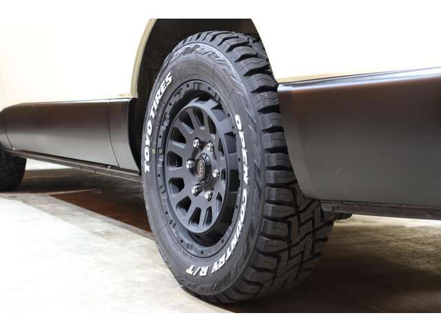 タイヤはTOYO　OPEN　COUNTRY　R/Tタイヤを新品でお取付けしております。追加でスタッドレスタイヤもご用意できますのでお気軽にご相談下さい！