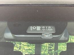 【三菱e-Assist】走行中に前方の車両等を認識し、衝突しそうな時は警報とブレーキで衝突回避と被害軽減をアシスト。より安全にドライブをお楽しみいただけます。