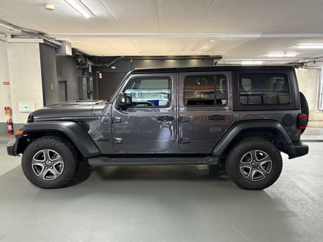 □■左側面■□　ホイールアーチが台形なのはJeepのみのデザインになり、ここを見てもJeepとすぐ分かります！