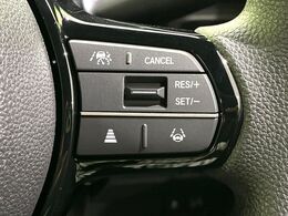 【アダプティブクルーズコントロール】高速道路での長距離走行が楽に！！自動で速度を保つクルーズコントロールが、衝突軽減システムと連携し、前方の車両を感知して車間を保つように速度調節してくれます！！