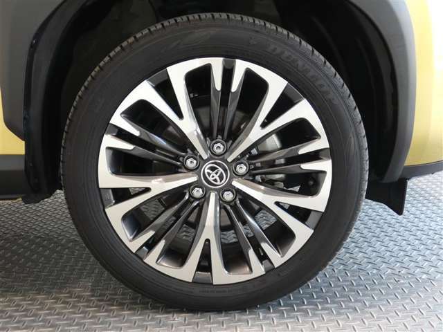 R3年式夏タイヤ215/50R18ダンロップ製です。