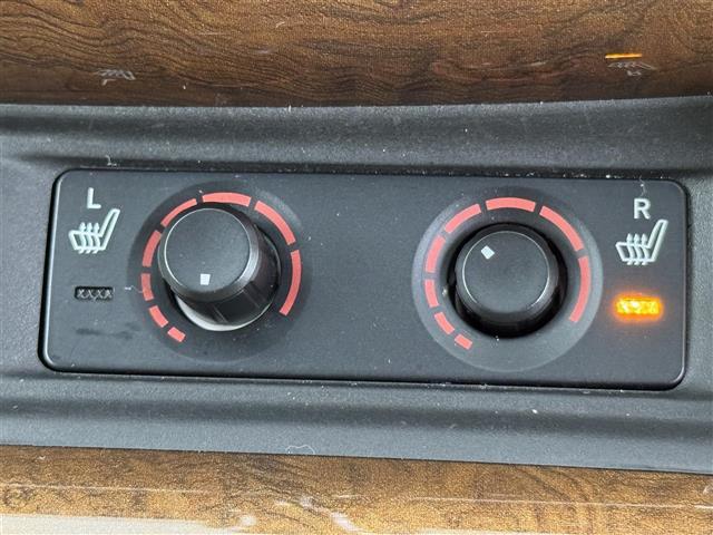 【シートヒーター】寒い日はもちろん、夏の冷房中にも効果を発揮します。長時間座っていると負担のかかりやすい背中や腰、寒い日に冷えやすい脚部に快適なぬくもりを伝えます。