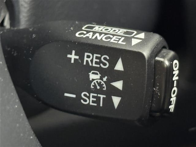 【レーダークルーズコントロール】アクセルを踏まなくても、設定した速度で走行できます！先行車との車間距離を適切に維持する追従走行の機能も有しています。機能には限界があるためご注意ください。