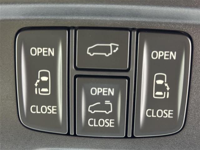 【両側パワースライドドア】小さなお子さまでもボタン一つで乗り降りラクラクです！両手に荷物を抱えている状態でもボタンを押せば自動で開閉するので、お買い物やお出かけの際にはとっても重宝します！