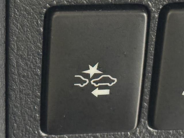 【プリクラッシュセーフティシステム（PCS）】クルマ・歩行者[昼]との衝突の危険を検知したとき、ブザーやブレーキ制御により事故防止をサポートします！※機能には限界があるためご注意ください。