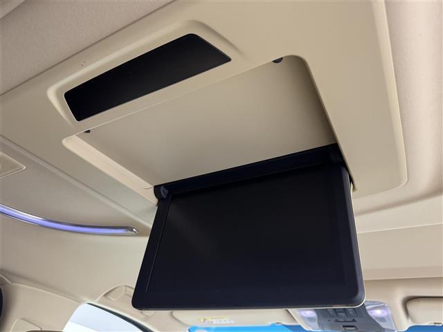 【後席モニター（フリップダウンモニター）】後部座席からも、DVDや映画、ライブ映像、YouTube動画など様々な動画が楽しめ、ドライブが退屈しません！