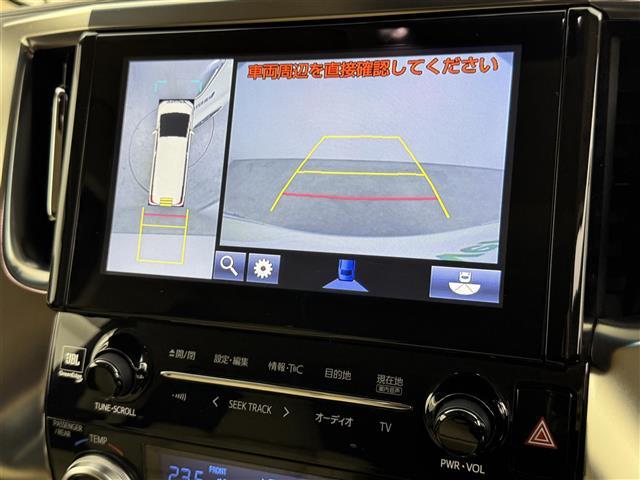 【パノラミックビューモニター】クルマを真上から見下ろした視点で駐車をサポートします！クルマの斜め後ろや真横など、いち早く障害物に気が付くことができます。