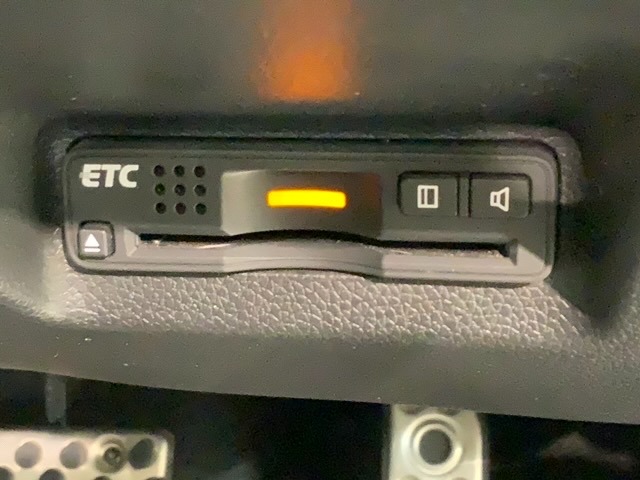 いまや快適なカーライフに欠かせないETCが付いています。