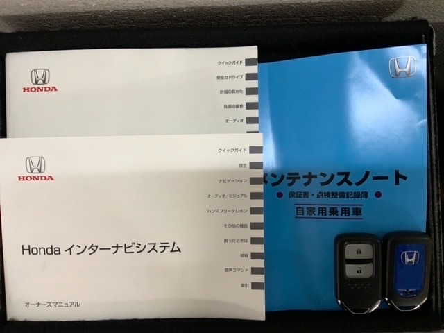 スマートキーは鍵をバッグに入れたままでもドアロックの開閉やエンジンのON・OFFができます。夜間や雨の日も鍵を探さなくて良いので便利です。
