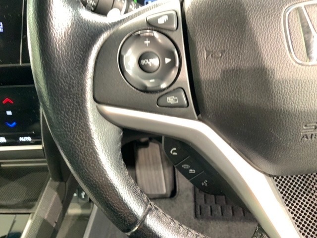 ステアリングにオーディオ操作スイッチが付いています。オーディオ画面に直接タッチしなくても操作が出来ますので、運転に集中できます。