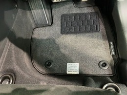 新品の純正フロアマット付きです。ドライブの際に気分良く乗って頂けます。