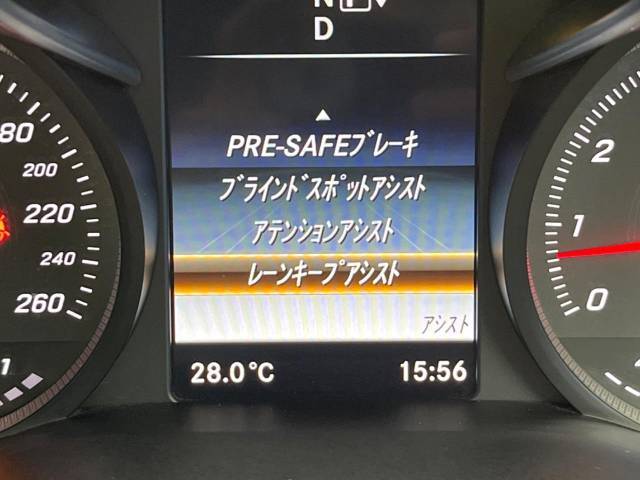 ●レーンキーピングアシスト：走行車線の逸脱を教えてくれる機能。走行時に、クルマが車線から外れていることをカメラが検知すると、ステアリングを微振動させてドライバーに警告します。