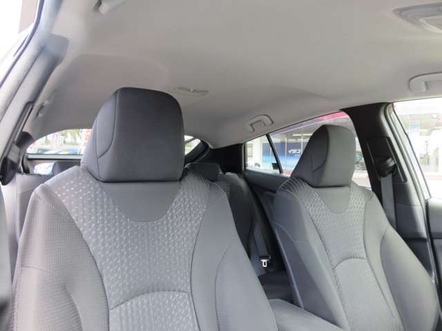 天井は実は汚れやすい部分なのですが、この車はキレイな状態です。見落としがちですが天井の状態次第で大きく室内の印象が変わります。