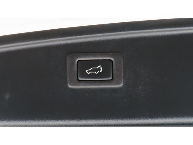 ”ボタンを押せば、リヤゲートが開閉するスイッチです。両手が荷物でふさがっていても、スイッチを押せば自動で動きます。”