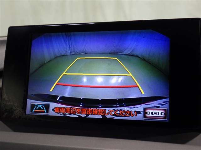 バックモニターも装備しております。バックギアに入れるとナビ画面に車の後方が映し出されます。これで後方確認も安心！