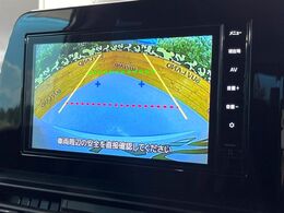 【バックカメラ】駐車時に後方がリアルタイム映像で確認できます。大型商業施設や立体駐車場での駐車時や、夜間のバック時に大活躍！運転スキルに関わらず、今や必須となった装備のひとつです！