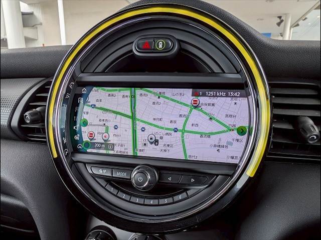 先進のBMW　タッチパッド付きi-driveとほぼ同性能のHDDナビゲーションになります。USBインターフェースやブルートゥースオーディオなど様々な先進機能をお楽しみいただけます。