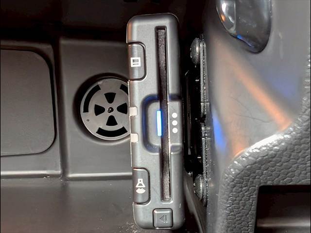 【ETC車載器】を装備しておりますので、ご納車直後からの遠距離ドライブも可能です。土日の利用料金の割引や、朝夕の通行料金を割引料金にて高速道路をご利用いただけます。