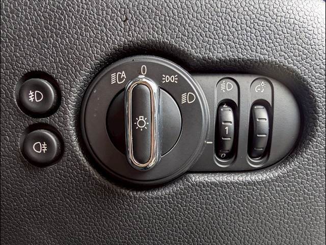【オートライト】を装備。トンネルに入ったり、周りが暗くなると自動的にヘッドライトが点灯します。もちろん明るくなれば自動的に消灯しますよ。