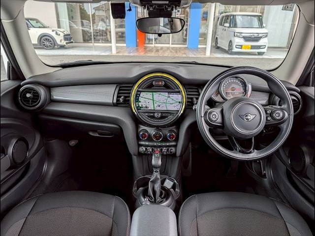MINIならではのコックピット！！高級感があり、かつシンプルなデザインが飽きがこないとご好評いただいております。スイッチ一つ一つにも「こだわり」とセンスを感じます。