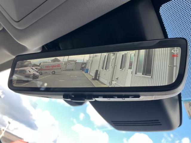 WECARSの展示場では実際に見て、触ってお車をお選びいただけます！知識の豊富な営業スタッフが様々なカーライフをご提案いたします！