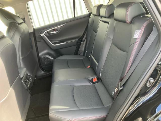 WECARSでは各商談席に大型モニターをご用意しております！見やすい大画面でゆったりと全国の在庫をご覧いただけます！是非ご来店お待ちしております！