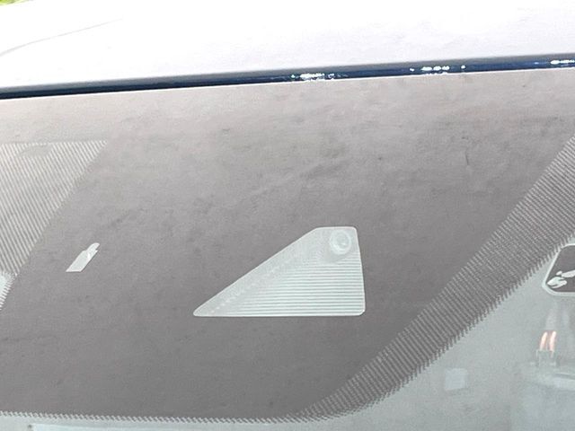 【スマートシティブレーキサポート】低速走行中に前方の車両等を認識し、衝突しそうな時は警報とブレーキで衝突回避と被害軽減をアシスト。より安全にドライブをお楽しみいただけます。