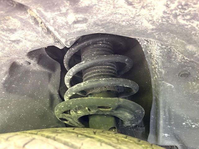 お車を安心してお乗りいただく為には、足回りの定期点検が欠かせません。サービスサポート（有償保証）では無料点検もご提供しており、安心のカーライフをお過ごしいただけるサポート体制が整っています。