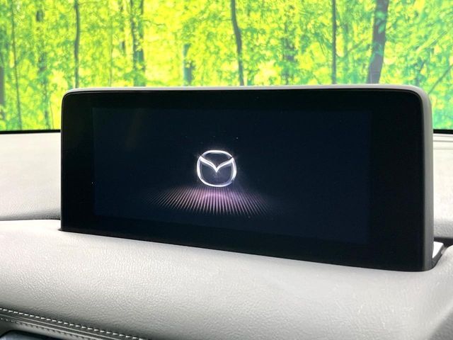 【8.8インチマツダコネクト】車内の雰囲気にマッチした大型のディスプレイ。スマホ接続でのナビ使用やBluetooth再生等、様々な機能が楽しめます。直感的なダイヤル操作が可能で、使い勝手も良好です。