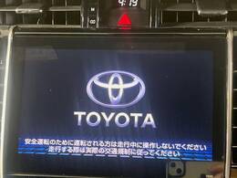 【メーカー純正9型ナビ】インテリアに溶け込むスタイリッシュな「専用設計」メーカーナビを装備♪視認性や操作性など基本性能にも優れ、より上質なカーライフをお楽しみいただけます。