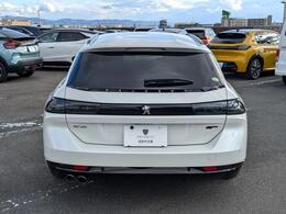【認定中古車保証】1年間、走行距離無制限の認定中古車保証が付帯いたします。保証期間中は全国のプジョーディーラーで保証整備がお受けいただけます。