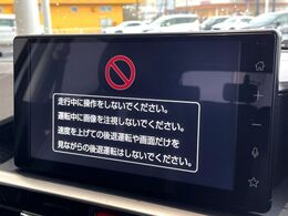 【ディスプレイオーディオ】お手持ちのスマートフォンとの連携で、ナビや音楽再生など各種アプリを使用可能。スマホに近い感覚でお使いいただけます♪