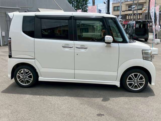 エンジンルーム内もきっちりとキレイにさせていただいております。